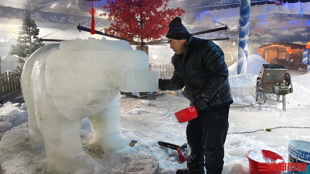 零下15℃的“冷職業(yè)”，59歲哈爾濱老匠人在長沙當(dāng)冰雕師