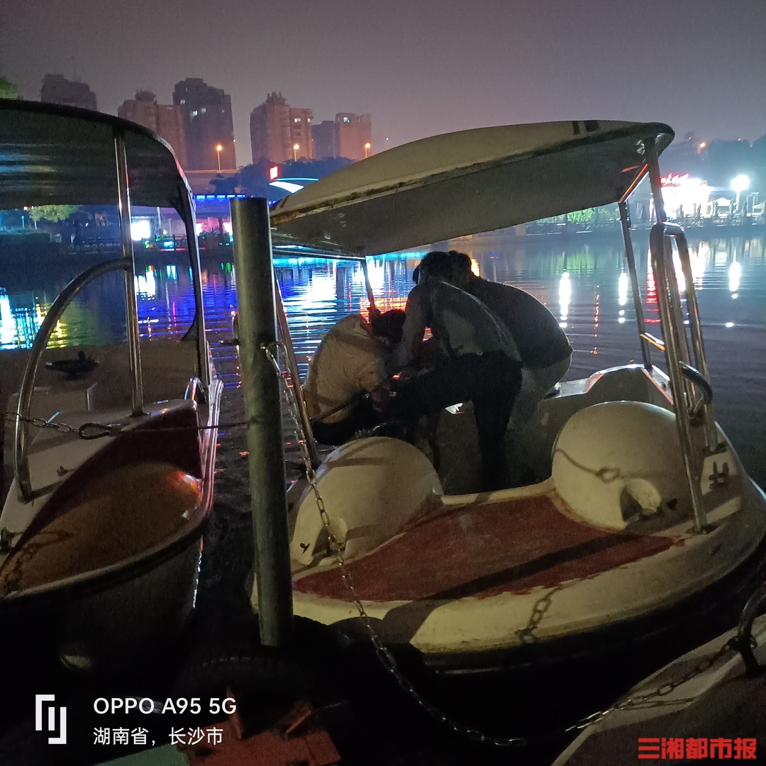 26℃丨男子夜间散步失足落水，五旬巡逻安保员驾船救人