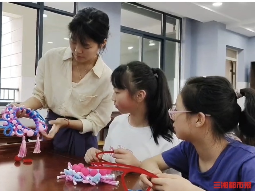 扭扭棒DIY戏曲头饰，小学生巧手生花展现传统之美