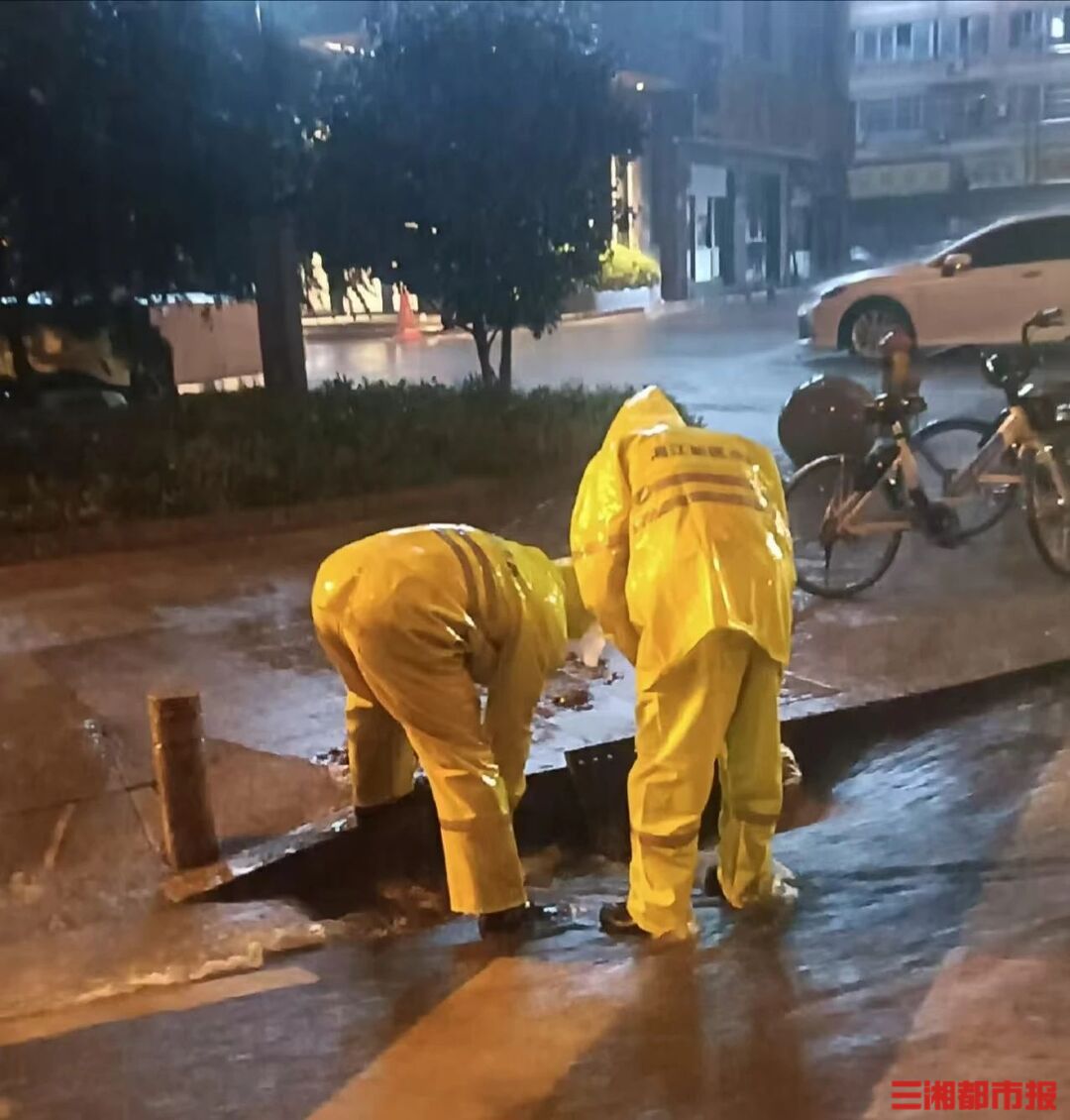 防汛人員晝夜奮戰(zhàn)，暴雨中保星城“動脈”通暢