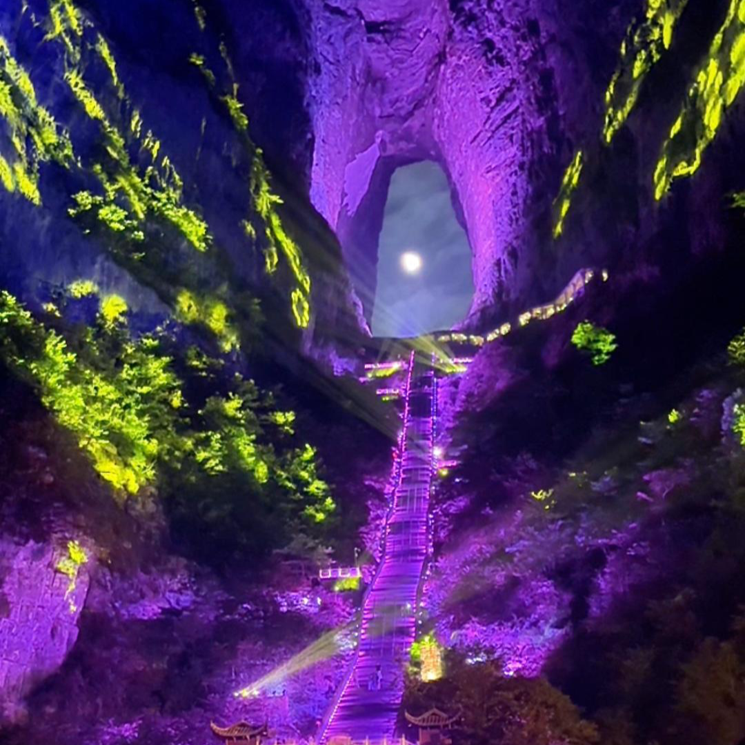 湖南旅游｜山上灯，洞里月，张家界天门山灯光秀满是意境