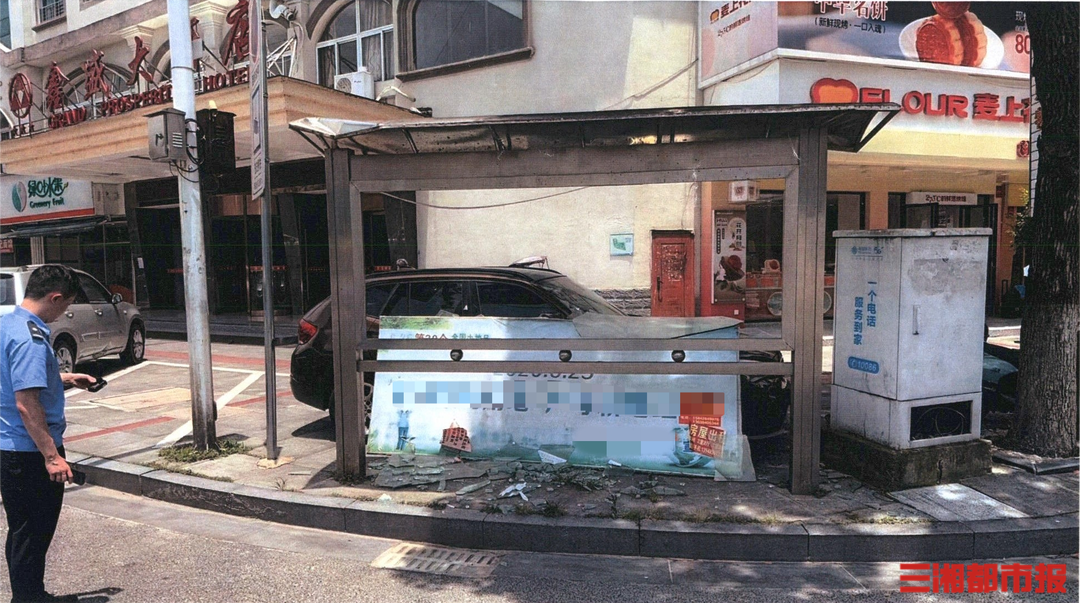 广告牌脱落砸中违停车，车损谁来赔