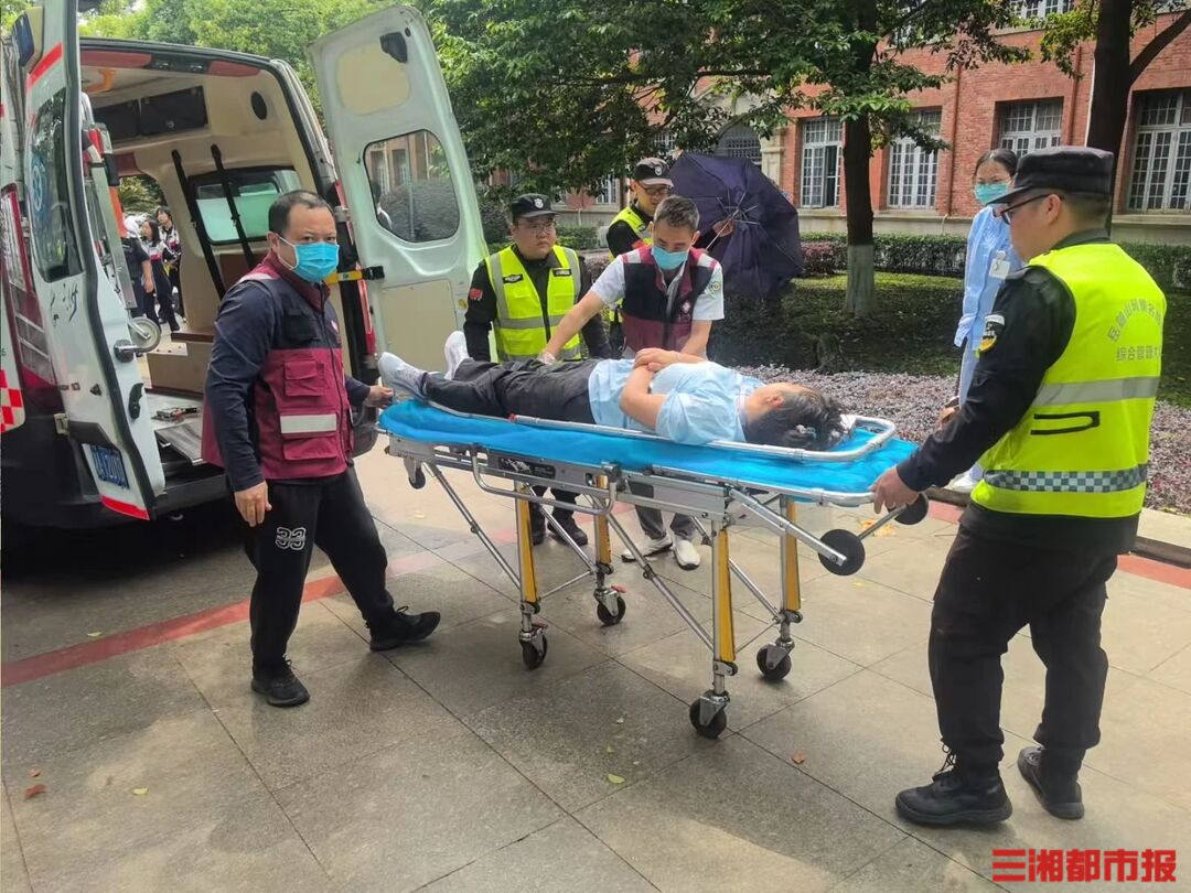 26℃丨为昏迷女子抢生机，湘江新区城管4分钟完成接力