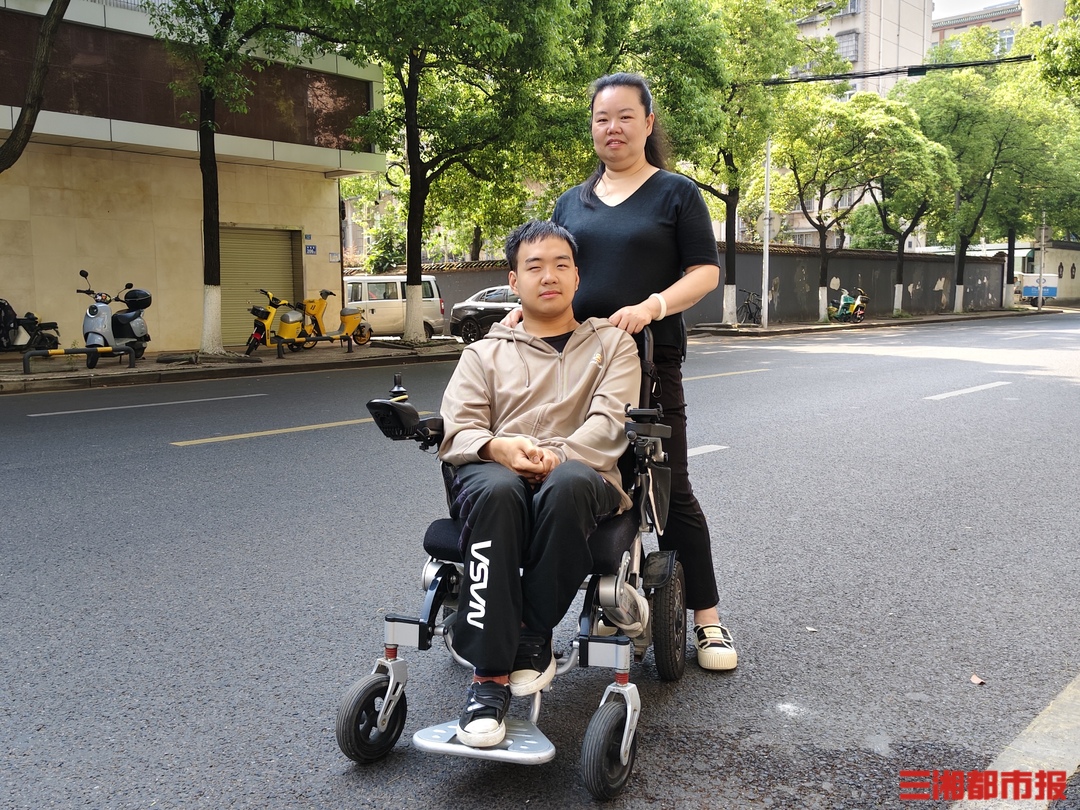 考研上岸，轮椅男生送给陪读妈妈最用心的礼物