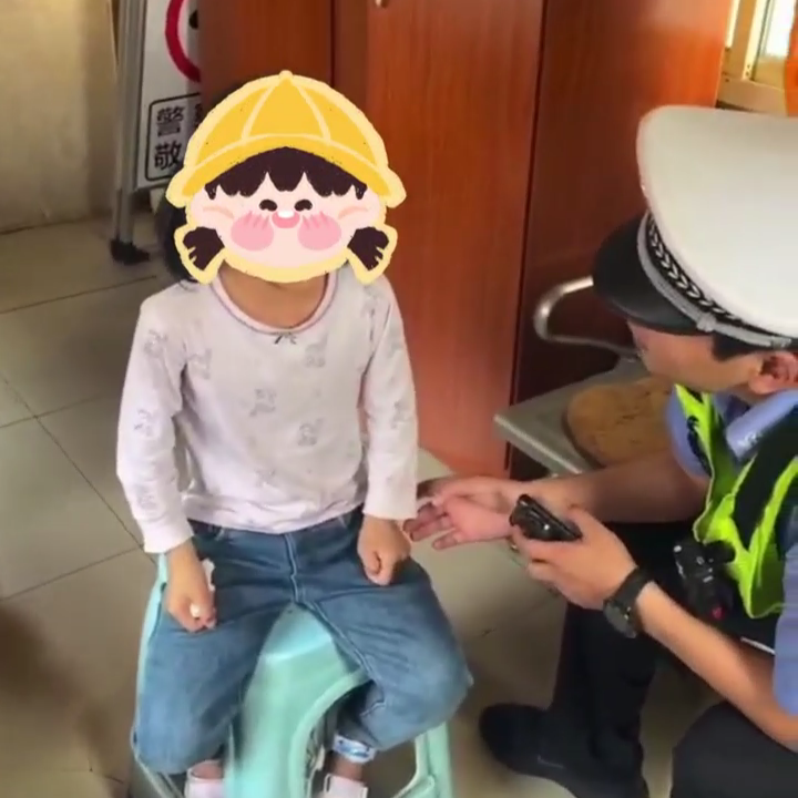 6岁娃走丢找交警岗亭求助，不记得父母电话号码 自己找回家
