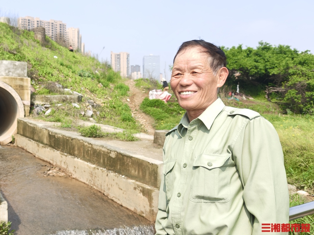 26℃｜73岁老人暴雨中救起夫妻俩，爱心托举让困境家庭重燃信心