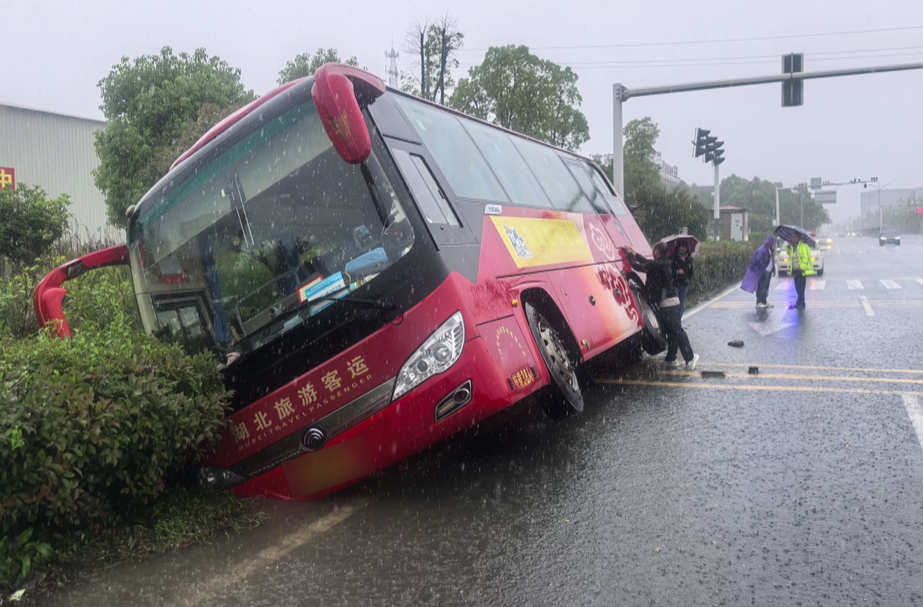 前车不敢涉水突然停下，大巴车避让不及陷入水沟
