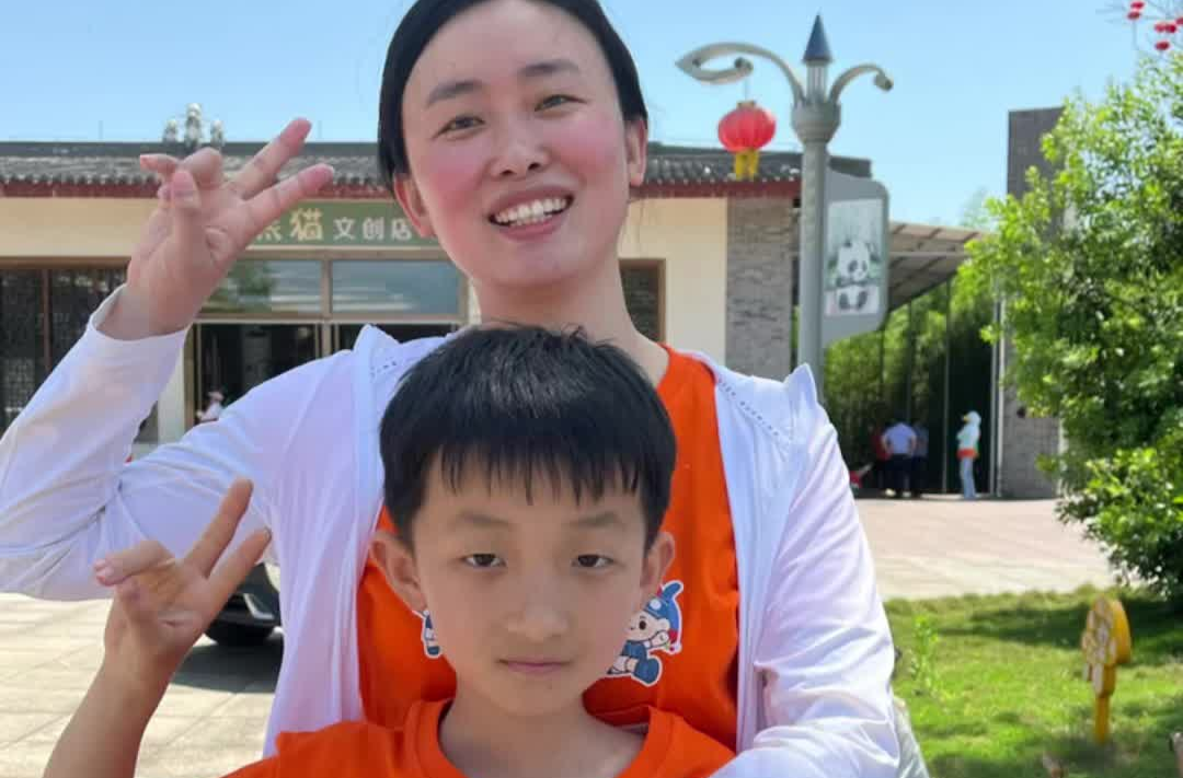 凤凰走娃们祝镜头前的妈妈母亲节快乐