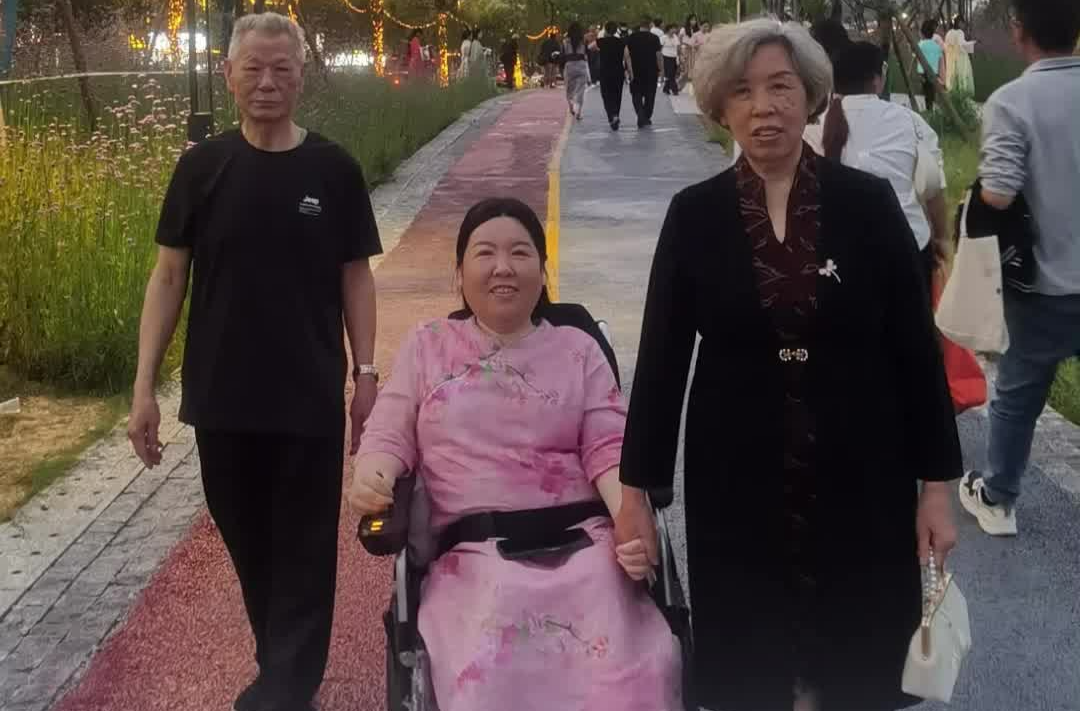 26℃｜轮椅上的“天使”：能治病救人是最快乐的事