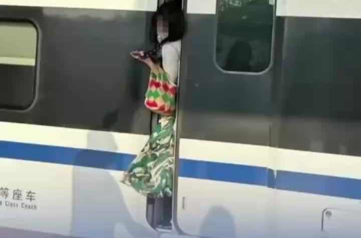 株洲西站一旅客上错车阻挡车门，广铁回应：系因上错车，处置及时未影响运行
