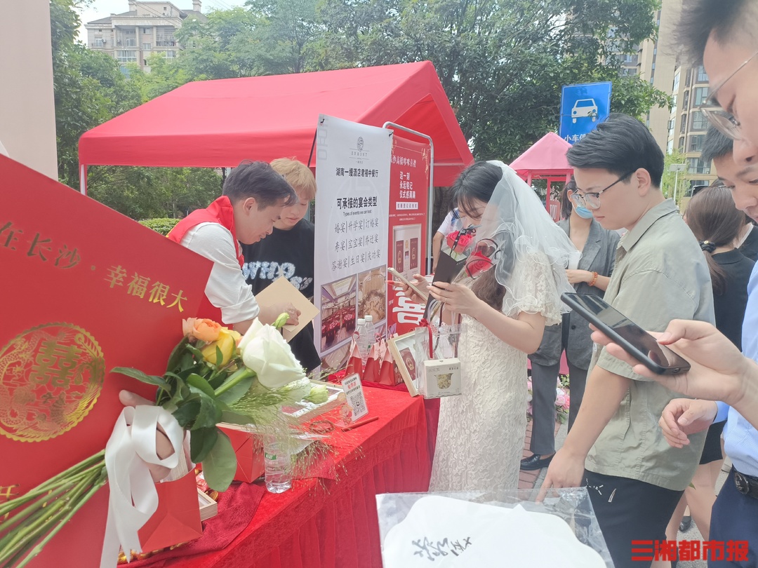 免费领头纱、送玫瑰花、拍美照，“520”长沙为新人准备的惊喜不断