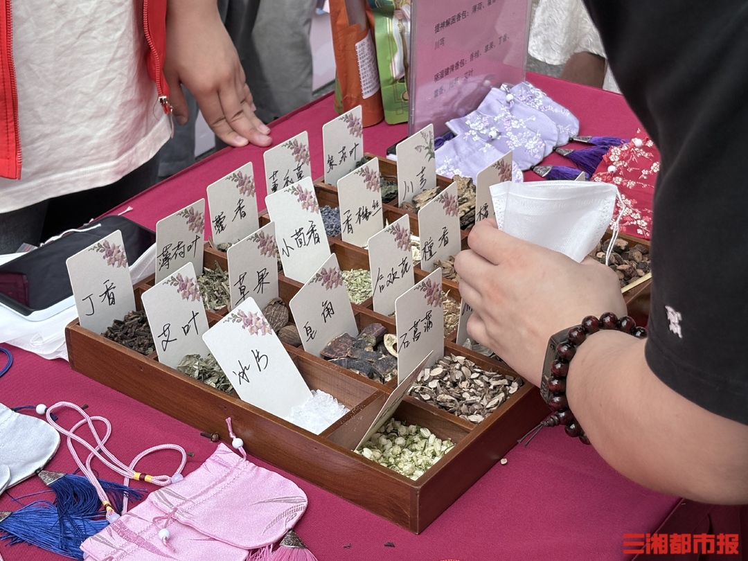 领证现场新人携手制作香囊，融入对美好生活的祝福