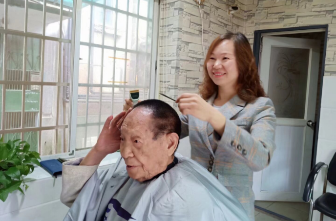 “还是会经常想起他” 袁隆平离开4年，他常去的理发店还在开