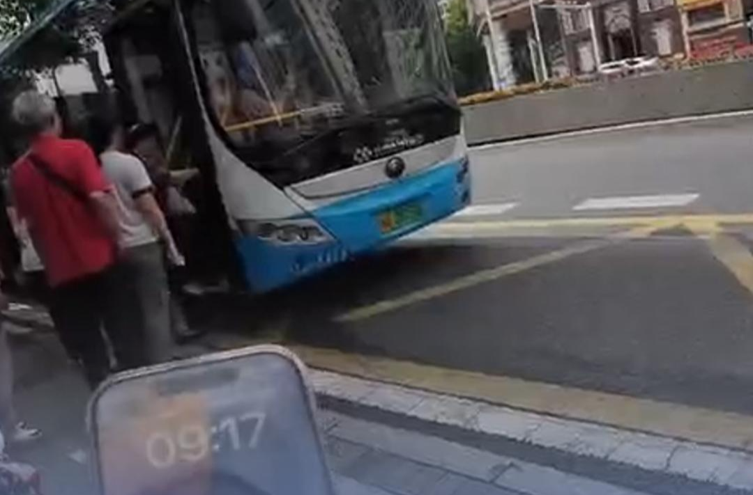 在长沙首次体验“导盲”公交车，盲人博士生黄莺点赞：真方便