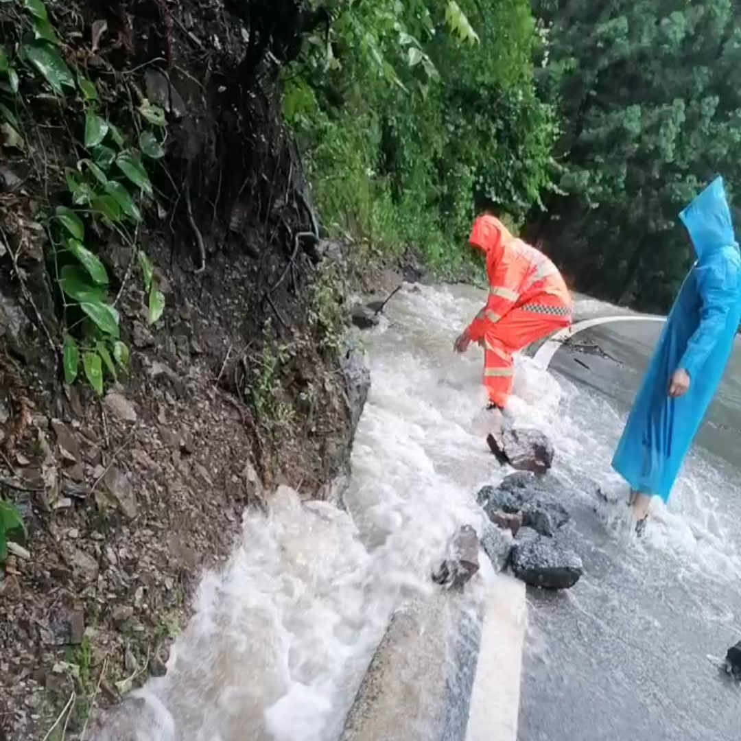 大雨致护坡坍塌交通阻断，张家界永定区公路部门全力抢修