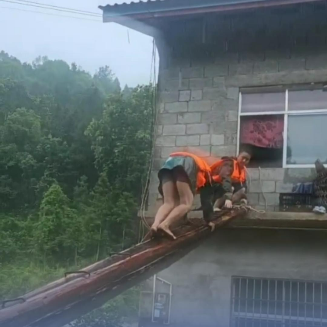 26℃丨“别怕，我们一定救你们出来！”慈利县3小时雨中紧急救援