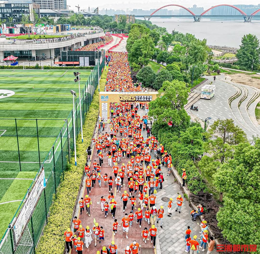 长沙走娃再行经典线路！2岁萌娃喝着奶陪赛，小学生把徒步当毕业礼