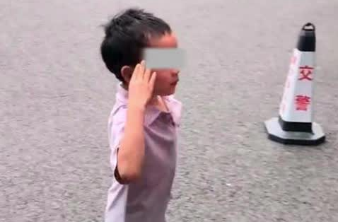 特警找回迷路弟弟，7岁哥哥敬礼致谢，警察叔叔回礼双向奔赴 
