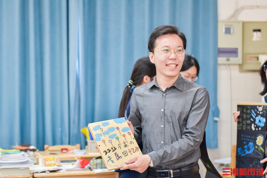 “时光信件”与“手印之礼”，这场班会见证成长与感恩