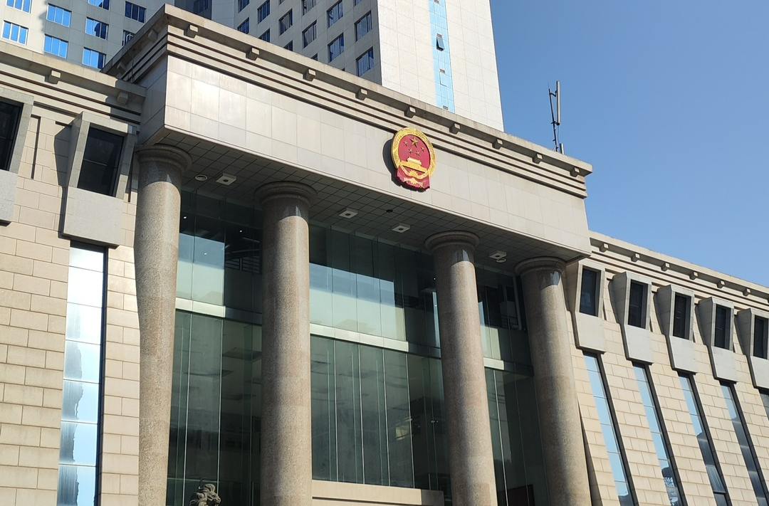 12岁少年为救同伴溺亡，家人起诉获救者父母，法院力挺见义勇为行为