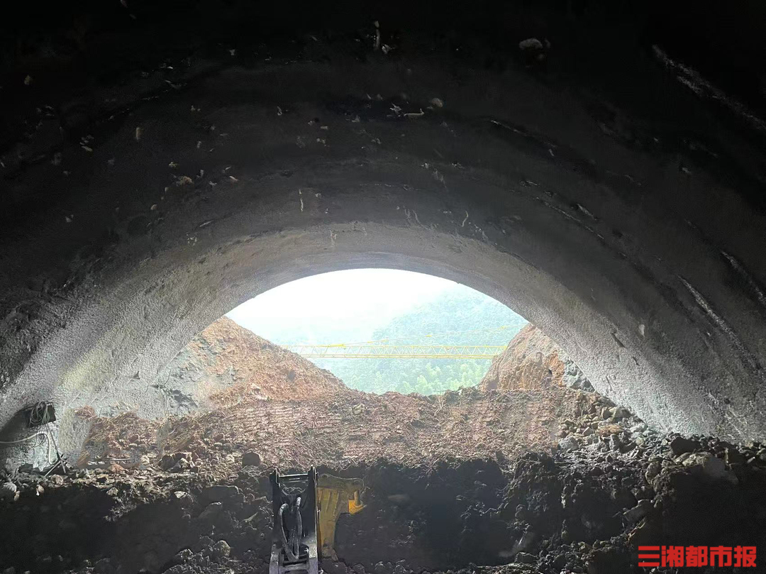 读城丨永州零道高速紫金山3号隧道零陵端顺利出洞
