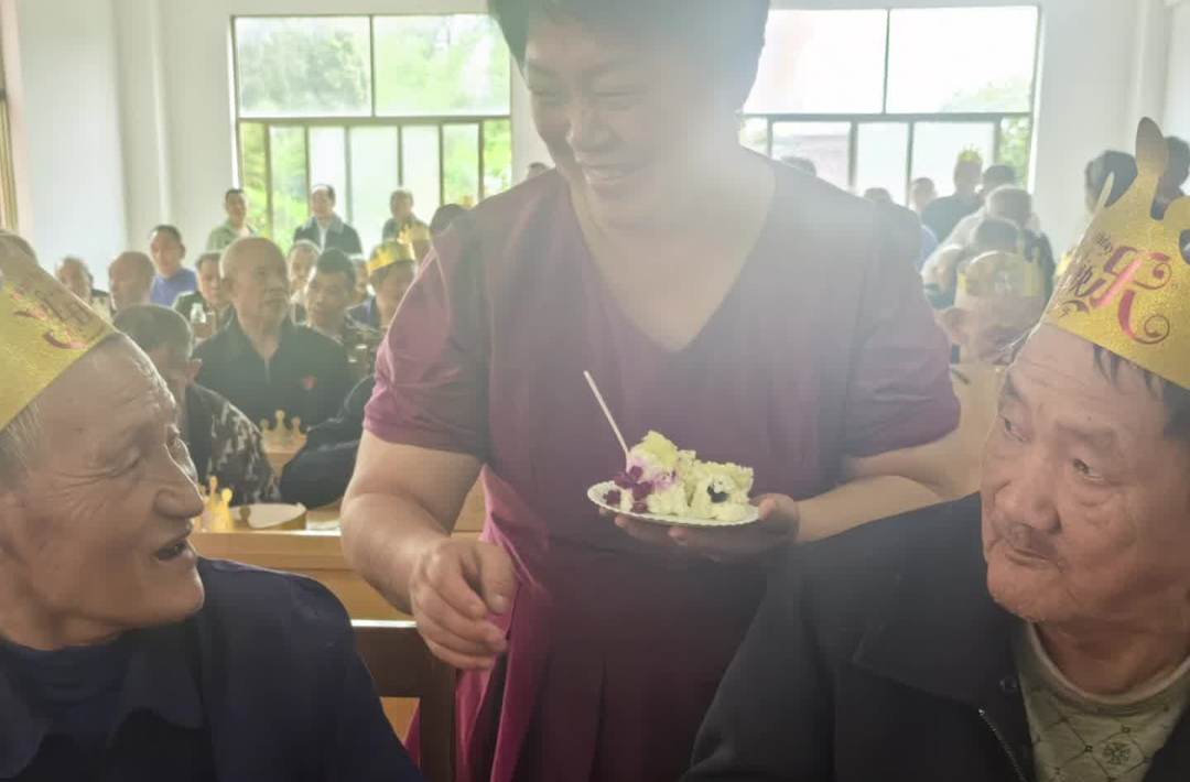 湖南资兴：端午节前为养老院老人过集体生日