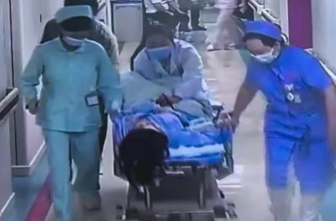 26℃丨10分钟的“生死时速”！孕妇脐带脱垂医生跪姿托举