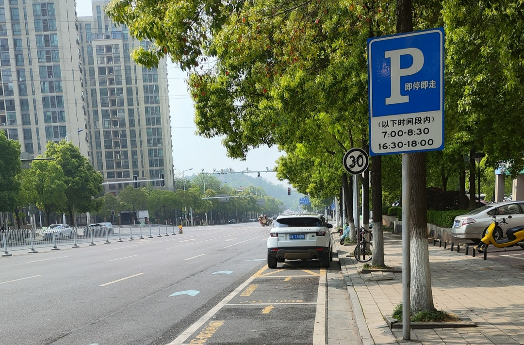 拖欠停车费近3000元被起诉，司机：怎么证明是我的车在停放
