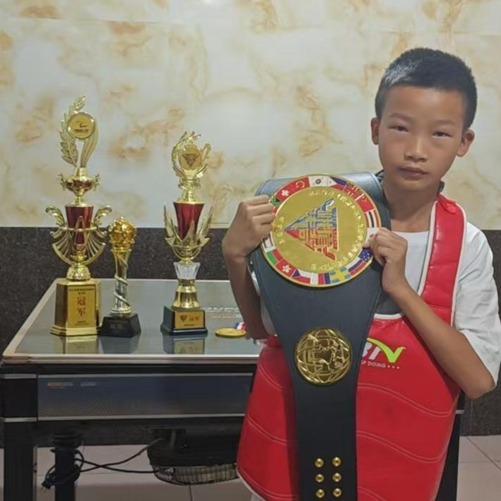 11岁少年勇夺搏击金腰带，每日坚持上千次踢腿练习