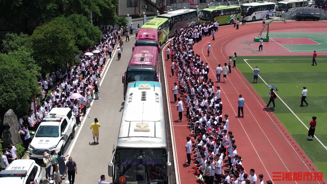 403名师生集中奔赴考场，张家界高速交警连续9年护航