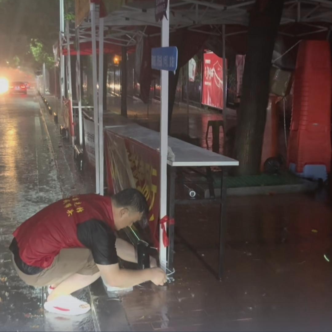 倾盆大雨夜袭星城，高考志愿者冒雨加固考点雨棚