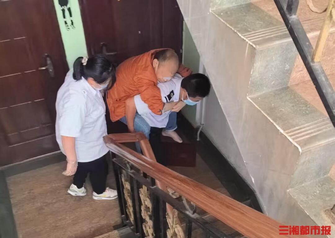 “没有电梯，我来背”急救人员为生命弯腰托举