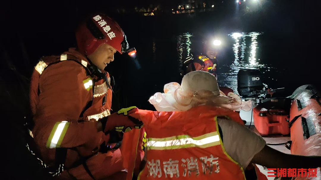 河水暴涨，消防紧急出动橡皮艇救援被困农妇