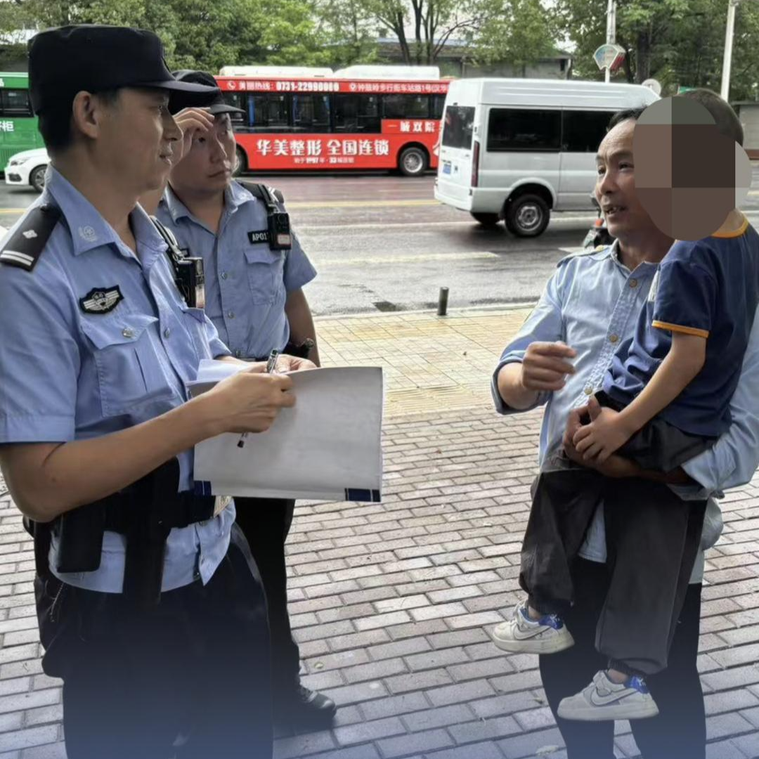 26℃丨5岁萌娃溜出幼儿园独自乘车，公交司机民警暖心护归