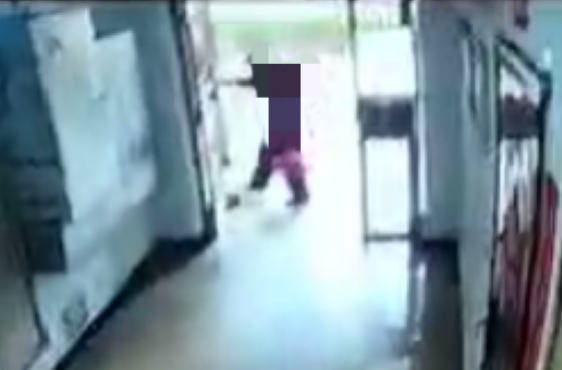 小区大事｜用砖头卡单元门，长沙女子因这个动作面临13万元赔偿