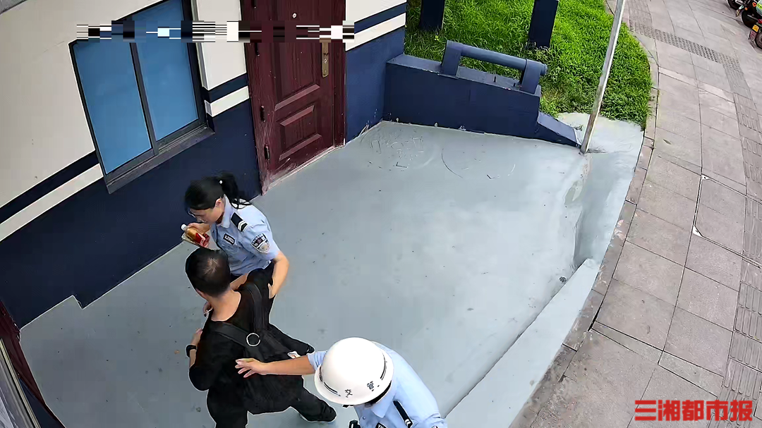 学生长沙街头不适瘫倒，交警及时发现热心照顾