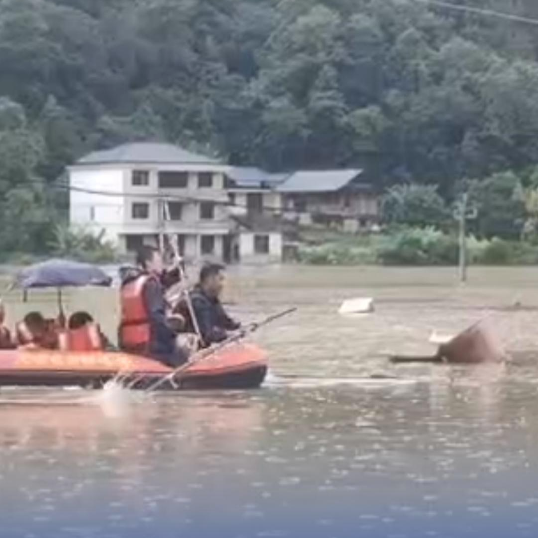 防汛火线丨暴雨突袭致群众被困，镇村工作人员划皮筏艇紧急救援