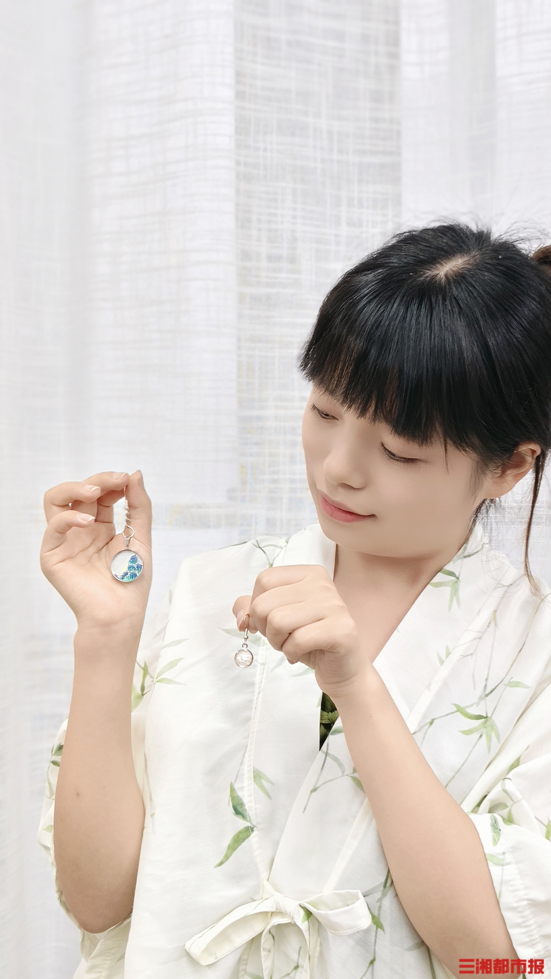 大二女生绣制湘绣耳环，千年技艺“戴”出青春范儿
