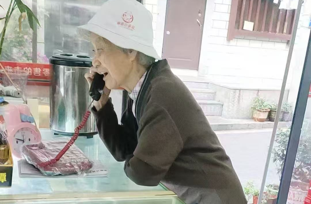 30年，那些事儿丨“路灯阿姨”又有暖心事，这次为了老人和孩子