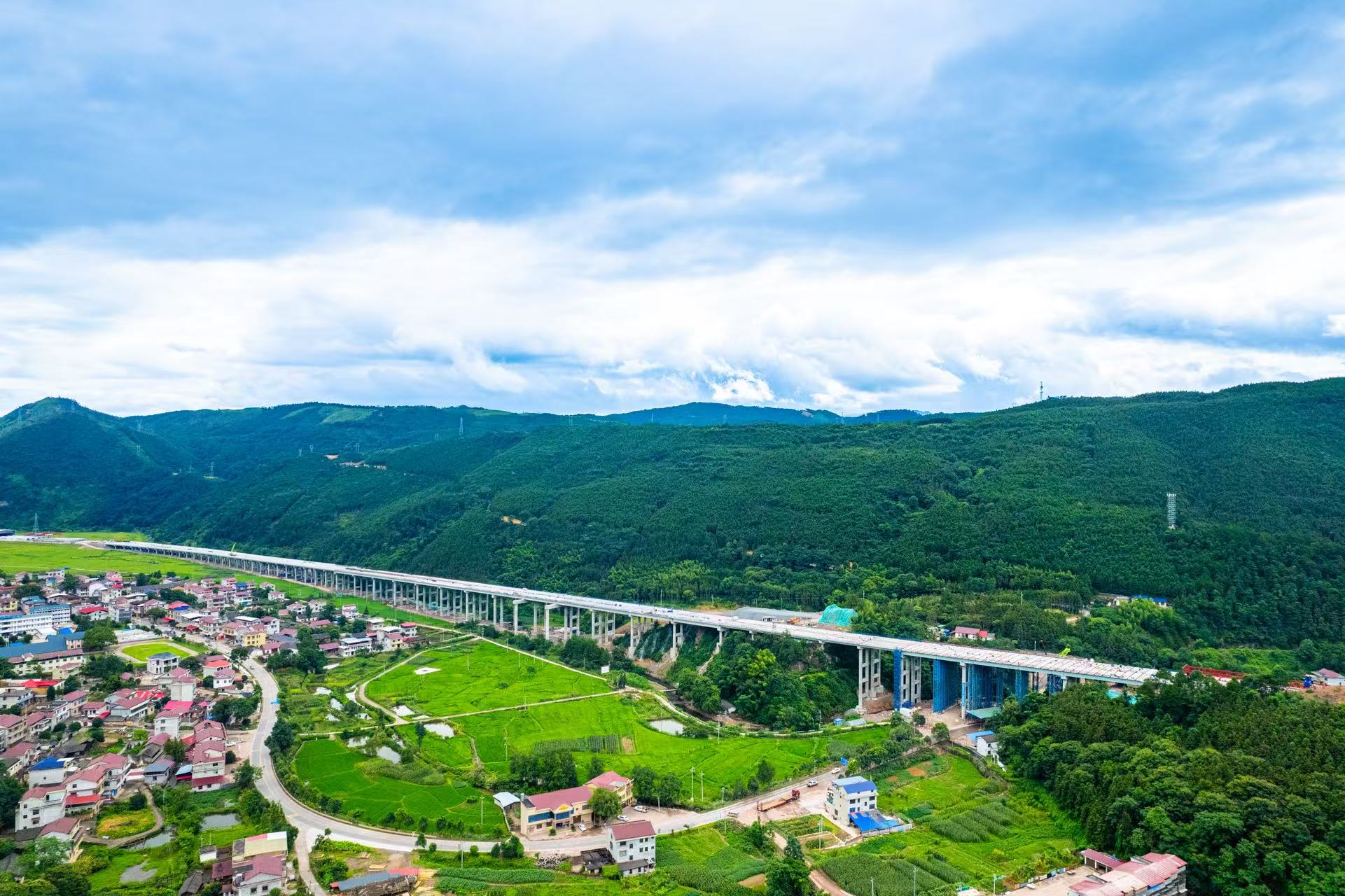 读城 | 预计2026年底实现全线通车！ 零道高速全线首座特大桥顺利贯通
