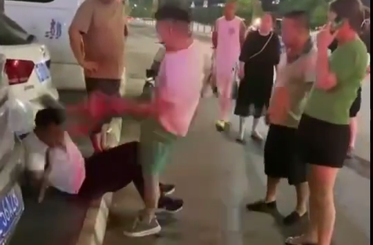騙12歲女孩開房被暴打？律師：應讓執(zhí)法者懲處，以暴制暴不可取