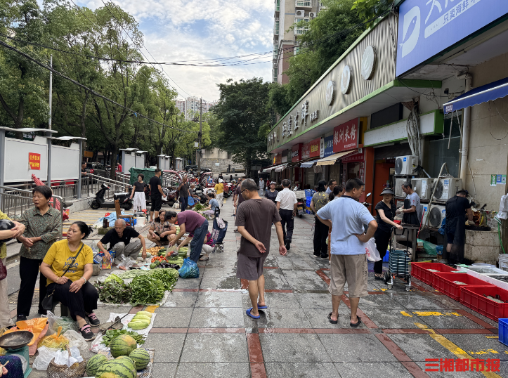 小區(qū)大事丨攤販“攻城略地”占道經(jīng)營，居民出行困難叫苦不迭