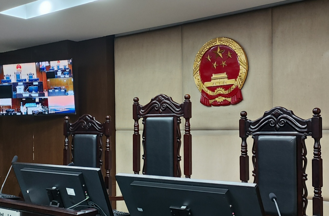 幼兒園老師將盛熱水的桶放在矮桌，4歲孩子碰翻致全身燙傷