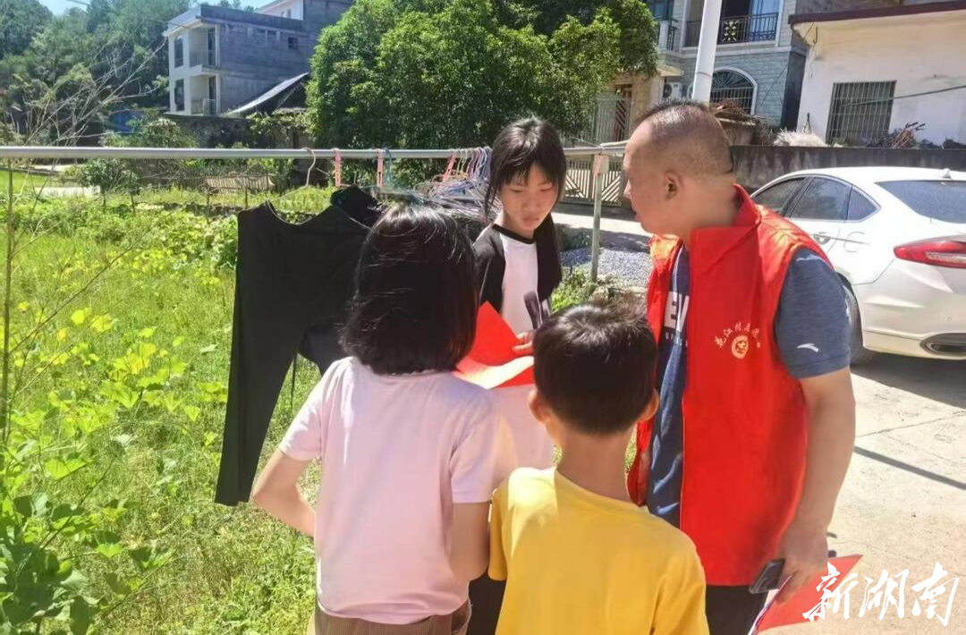 邵阳县应急管理局深入联系村开展走访慰问暨暑期防溺水宣传活动