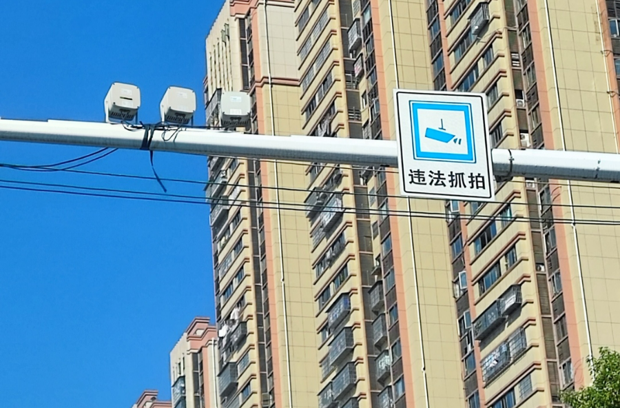 有車被抓拍上百次！校園周邊電子警察突擊式抓拍，56名學(xué)生家長起訴交警大隊(duì)