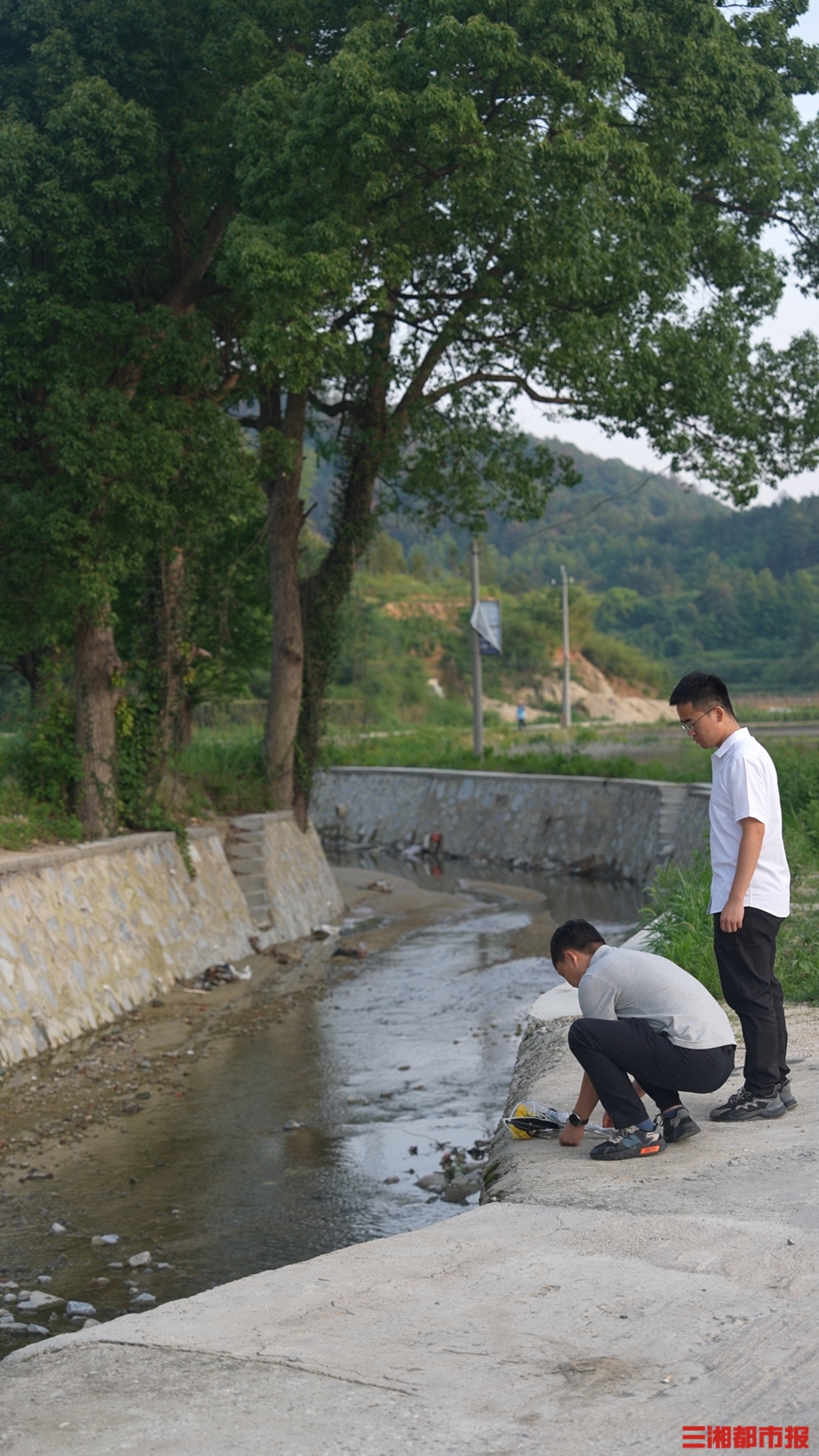 遠(yuǎn)行不曾遠(yuǎn)去，紀(jì)念亦是繼承，“90后”基層干部在洪流絕唱中托舉生命