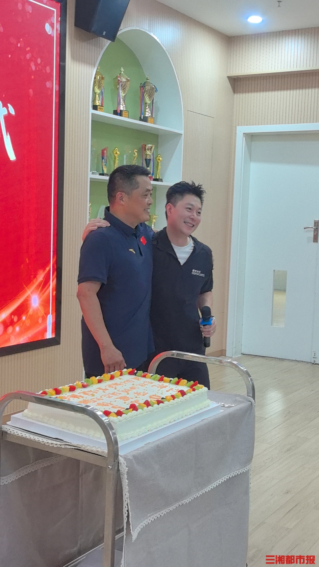 長沙體操功勛教練邱琦退休，李小鵬“突襲”送驚喜，張博恒委托媽媽送祝福