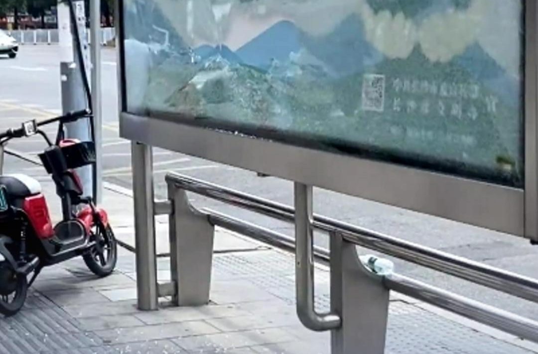高溫九連預(yù)警！長沙公交站玻璃疑熱爆，運營方：日巡日修，市民可隨時報障