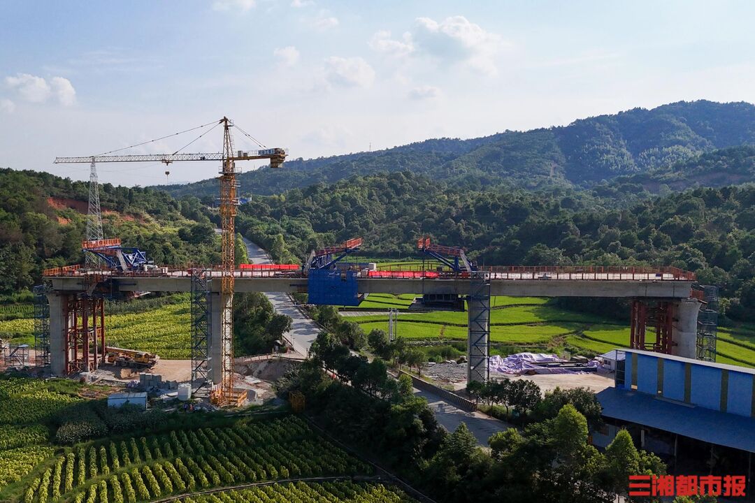 讀城丨邵永鐵路全線首座連續(xù)梁成功合龍