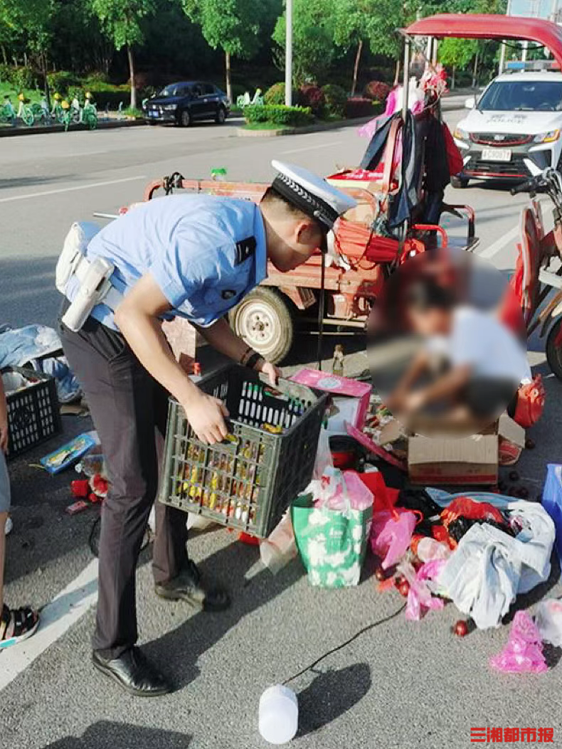 賣水果的三輪車躲避小車翻了，交警、路人頂著烈日幫忙撿果